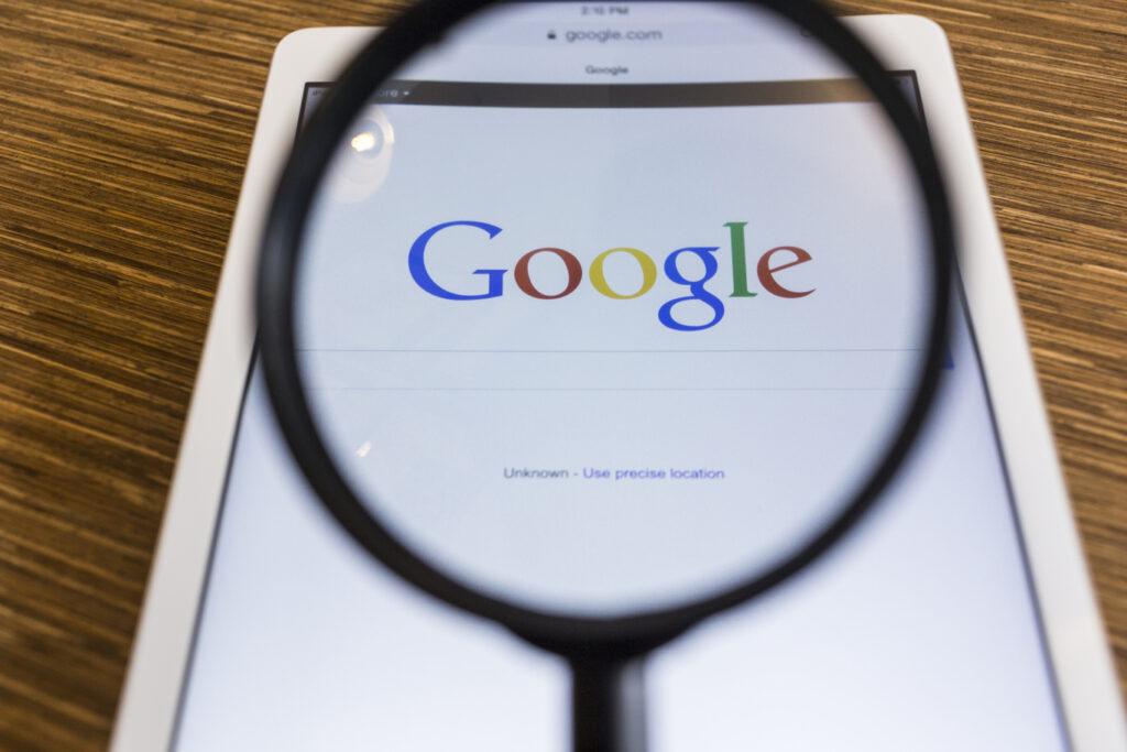 Une loupe qui regarde la page google